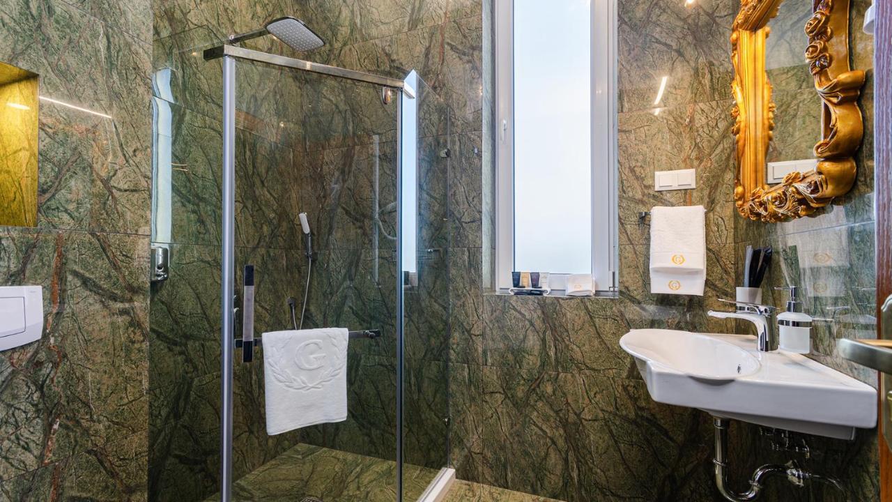 Gregory Boutique Hotel 基希讷乌 外观 照片 A shower enclosure