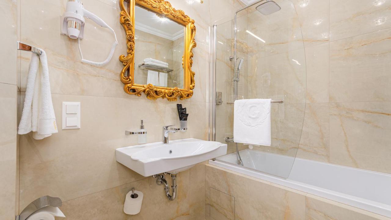 Gregory Boutique Hotel 基希讷乌 外观 照片 Bathroom with shower screen
