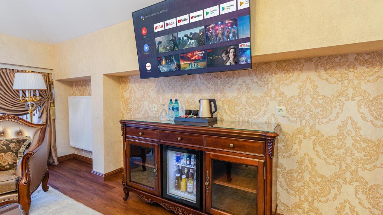 Gregory Boutique Hotel 基希讷乌 外观 照片 A television mounted on a wall