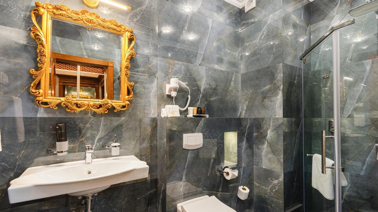 Gregory Boutique Hotel 基希讷乌 外观 照片 Bathroom with marble walls