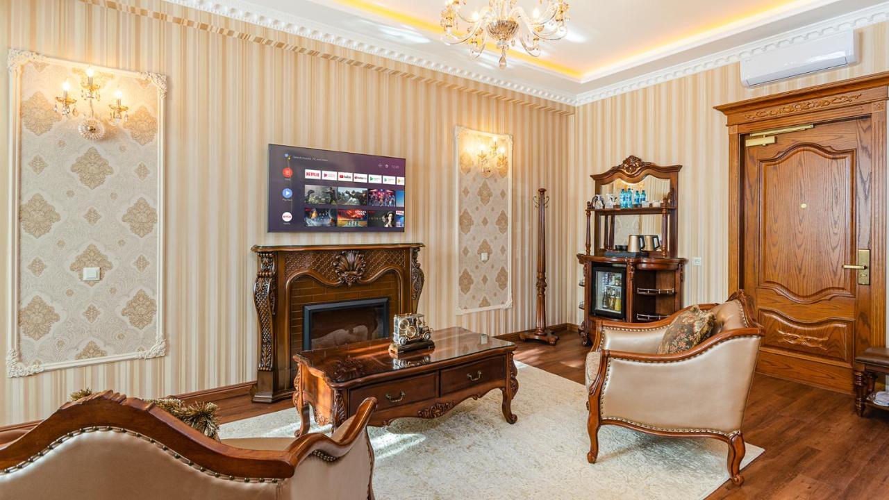 Gregory Boutique Hotel 基希讷乌 外观 照片 A living room with a fireplace